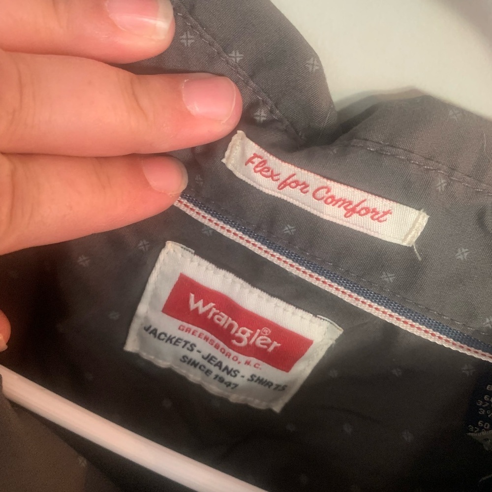 Wrangler Men's Gray Button up - Picture 4 of 4